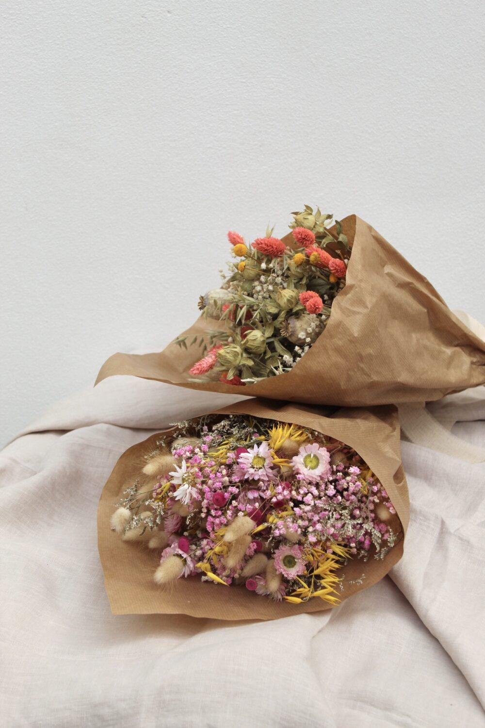 Un radiante ramo de flores secas en tonos rosados, amarillos y corales, ideal para decorar con estilo y aportar frescura duradera a cualquier ambiente.